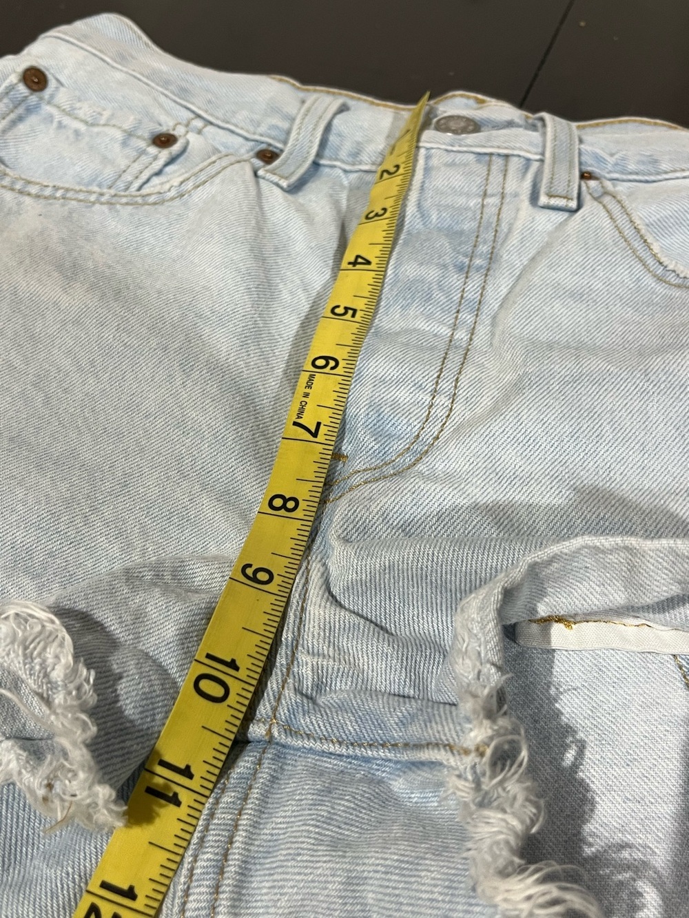 Levi’s 501 Light Wash Denim Frayed Hem Shorts, Sz 26 - Picture 6 of 7